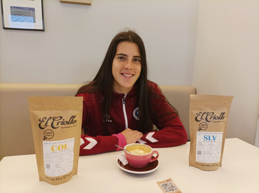 Sara Balma tomando un café