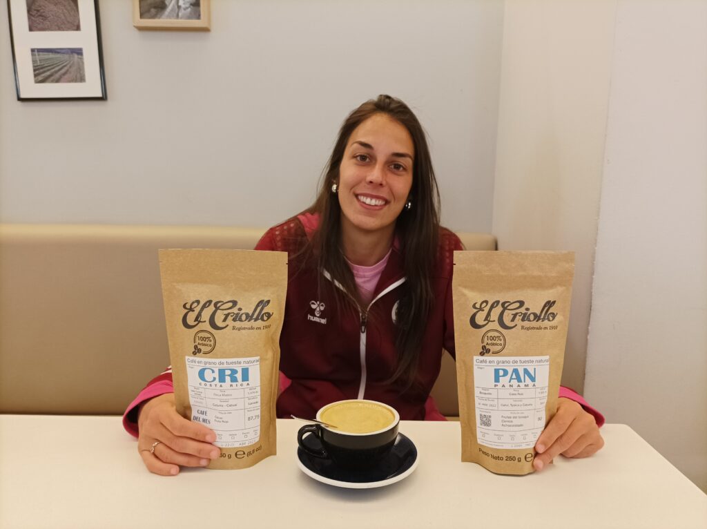 Lucía Fuertes durante la entrevista realizada al club en el bar de «El Criollo» ,junto a productos de la marca cafetera.