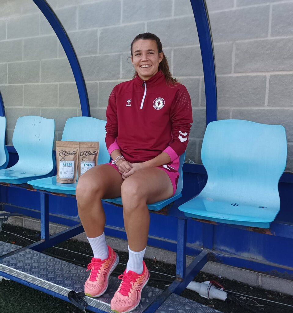 Nora Sánchez en la entrevista concedida al Zaragoza CFF junto a productos de Cafés El Criollo